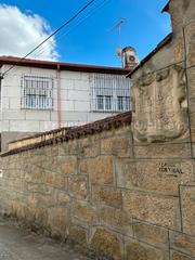 Casa en Monterrei. Casa tradicional gallega con galería y patio