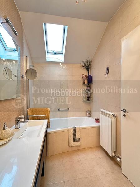 Foto a3058bfc-b93a-42c3-b107-27e89ba15bd6. Chalet avec cheminée chauffage parking piscine dans Verín