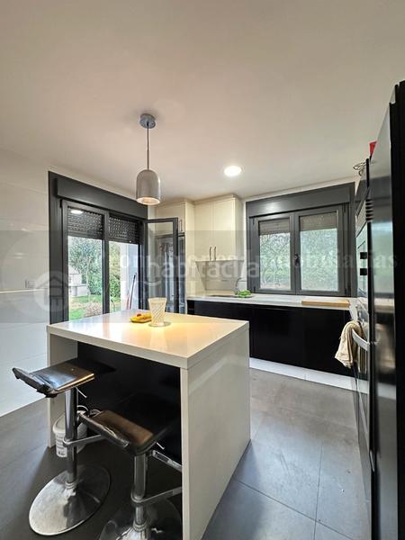 Foto c8bc6b09-8aa9-4e6a-8c75-822f5dd5db9a. Chalet avec cheminée chauffage parking piscine dans Verín