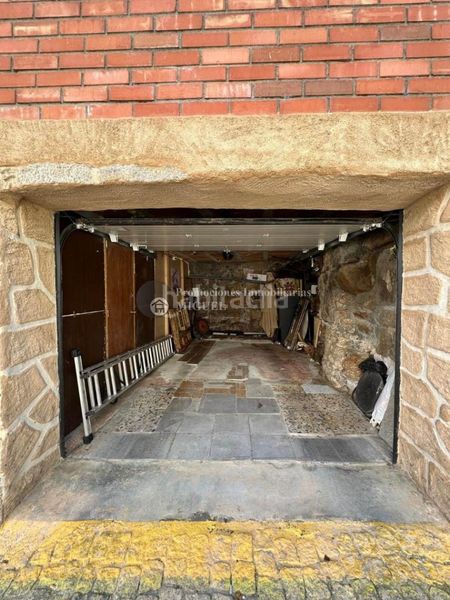 Foto 1790603d-51be-4047-93f2-9c3079c27201. Casa aparellada amb aparcament a Verín