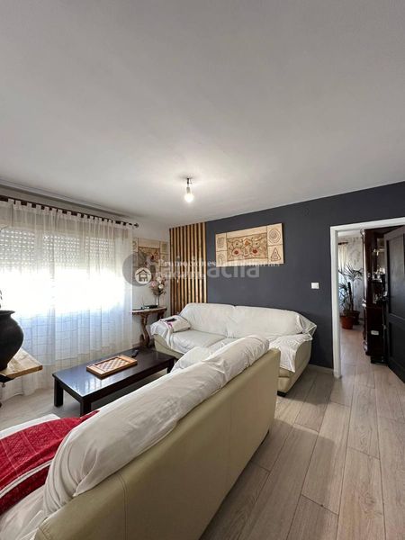 Foto bfb0b69b-6637-4472-8582-1893f741be8c. Casa aparellada amb aparcament a Verín