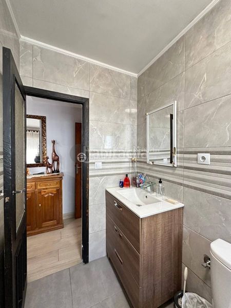 Foto f8080354-5a2a-441a-9626-ea5551d74dbf. Casa aparellada amb aparcament a Verín