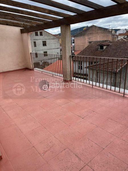 Foto 0337a7fe-678d-4189-98a0-8e4d7c6f1223. Casa adossada a Verín
