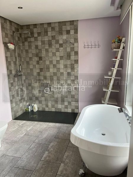 Foto 2bd6f33a-2b3f-4c20-893e-b2d038201713. Casa adossada a Verín