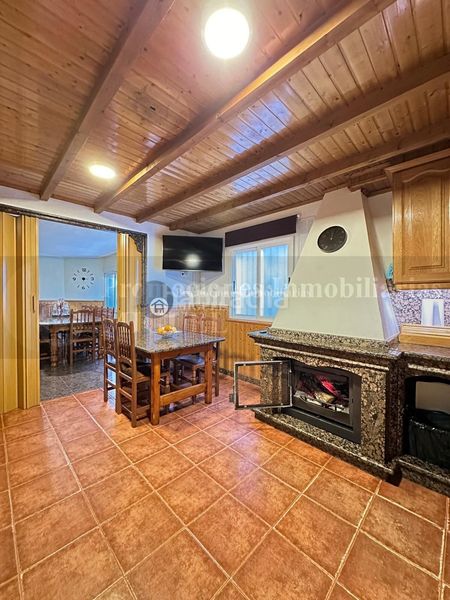 Foto 33b7d700-71ab-4d92-bf3d-6dfad6101d69. Casa amb aparcament a Verín