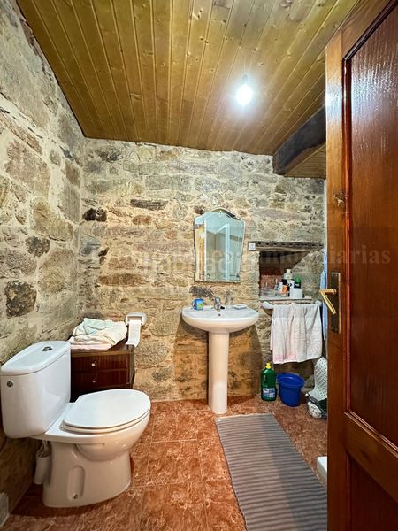 Foto b5841091-bec4-4541-b157-0aa531d79943. Casa a Laza