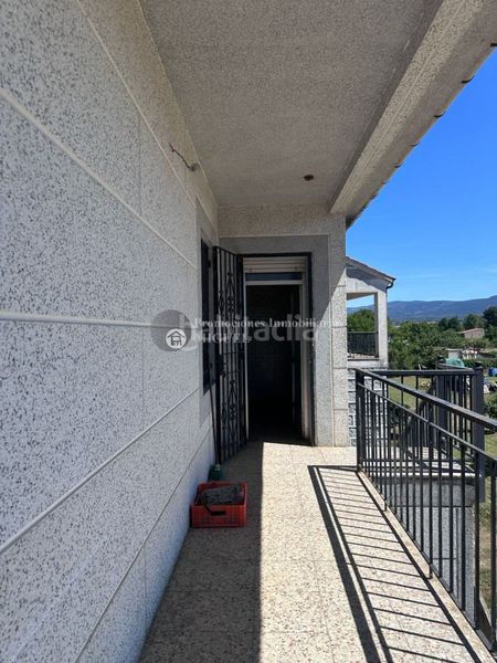 Foto c5b3f509-8e7f-42cb-a97d-c668fa0aae49. Casa amb aparcament a Verín