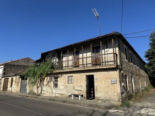 House in Monterrei. Gran propiedad de estilo rústico con patio y terreno