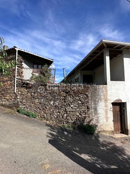 Foto 2f1d3113-c869-4a8c-9b2c-de5a16ac8297. Casa amb calefacció a Laza