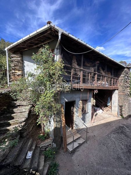 Foto 7d2a8c9f-13ba-4867-ae4c-8e6eabf3a67c. Casa amb calefacció a Laza