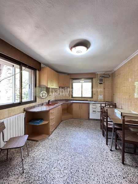 Foto f05b5a6c-f09d-49d3-b10f-3aec7fa77496. Casa amb calefacció a Laza