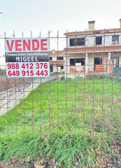 Casa aparellada a Verín. Chalet pareado a rematar