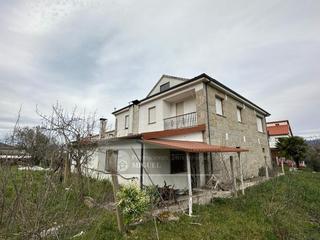 Casa a Oímbra. Gran casa de piedra con terreno