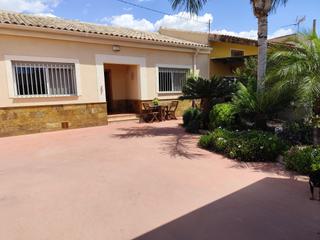 Chalet en Calle acequia aljada 43. Casa con parcela para entar a vivir