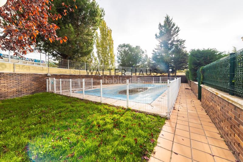 Foto 447e4173-1478-4de2-a41c-d9a4d18683e7. Chalet  adosado en venta con terraza, jardín, plaza de garaje y piscina en la zona de la piovera, en Madrid