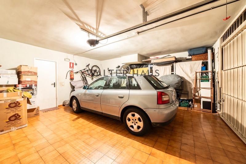 Foto 4ab8e5f1-45f4-4a62-a360-531d0b0c3786. Chalet  adosado en venta con terraza, jardín, plaza de garaje y piscina en la zona de la piovera, en Madrid