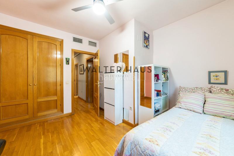 Foto 56e1ac3e-c9d2-4e8e-a639-d47f31a4de35. Chalet  adosado en venta con terraza, jardín, plaza de garaje y piscina en la zona de la piovera, en Madrid