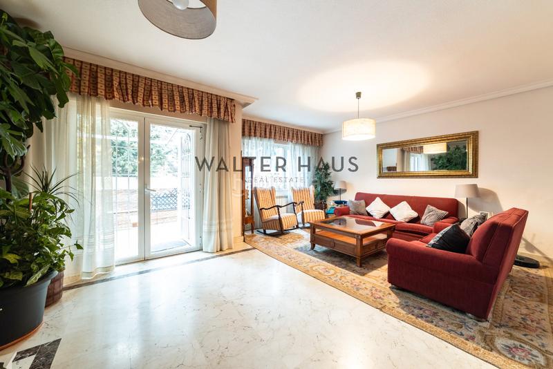 Foto 86a0a720-d59d-4c2b-b504-4421ba53b774. Chalet  adosado en venta con terraza, jardín, plaza de garaje y piscina en la zona de la piovera, en Madrid