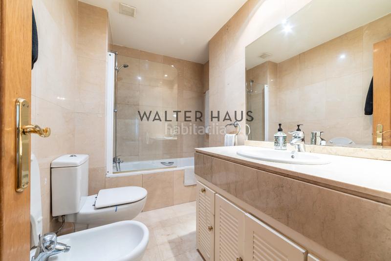 Foto 9453b614-e59b-4d4f-ad8b-8082561d909f. Chalet  adosado en venta con terraza, jardín, plaza de garaje y piscina en la zona de la piovera, en Madrid