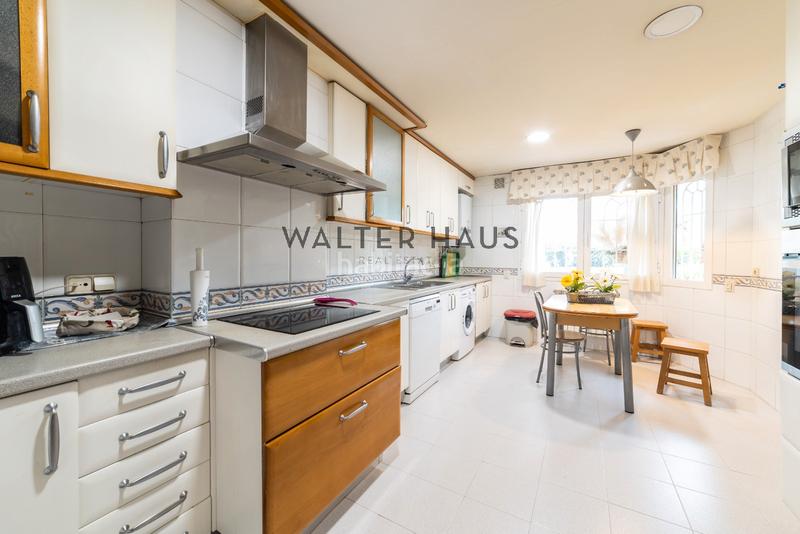 Foto b0590e42-6bea-4d6d-b347-8312c195abf0. Chalet  adosado en venta con terraza, jardín, plaza de garaje y piscina en la zona de la piovera, en Madrid