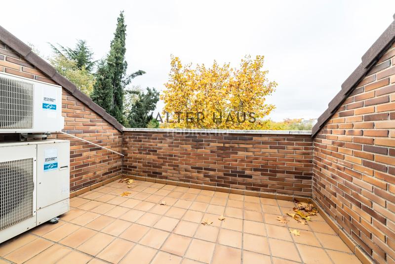 Foto b1b339ee-be66-419d-8312-736a6d0dcb6e. Chalet  adosado en venta con terraza, jardín, plaza de garaje y piscina en la zona de la piovera, en Madrid