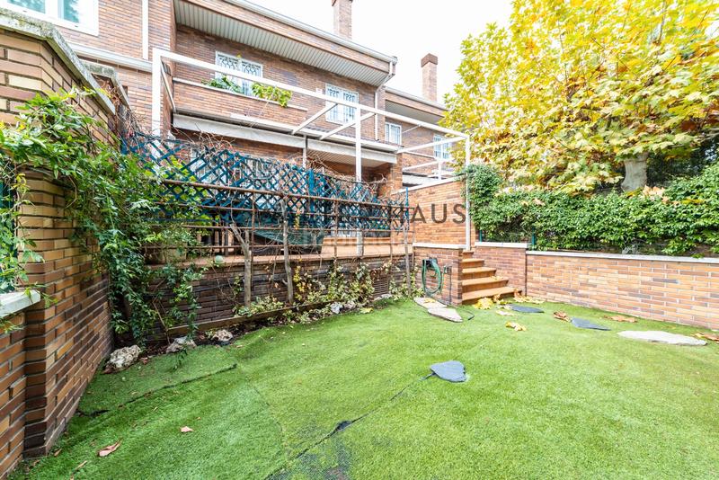 Foto c30d6fb9-5a3f-4202-b478-b7ba55b3ac52. Chalet  adosado en venta con terraza, jardín, plaza de garaje y piscina en la zona de la piovera, en Madrid