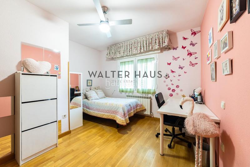 Foto c6a5cb00-5c1b-4453-94c3-9814b819e258. Chalet  adosado en venta con terraza, jardín, plaza de garaje y piscina en la zona de la piovera, en Madrid