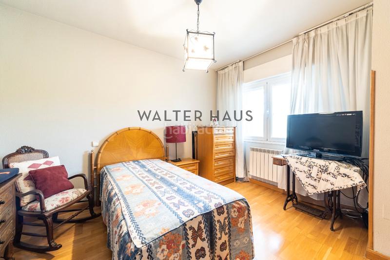Foto d5627544-cac5-43a0-8a5f-3610f1756789. Chalet  adosado en venta con terraza, jardín, plaza de garaje y piscina en la zona de la piovera, en Madrid