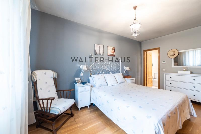 Foto e44adb64-42ae-4d0a-846b-82fb3c7b2fcb. Chalet  adosado en venta con terraza, jardín, plaza de garaje y piscina en la zona de la piovera, en Madrid