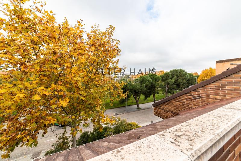Foto e9e00444-d6dd-4c5d-8172-9a7d8b00431d. Chalet  adosado en venta con terraza, jardín, plaza de garaje y piscina en la zona de la piovera, en Madrid