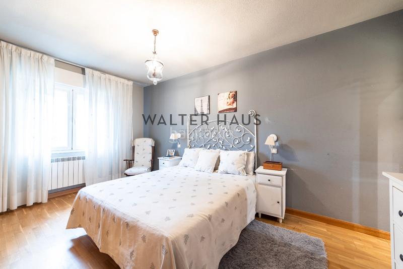 Foto ecd5c848-ccbc-4c25-9f73-33127476d16f. Chalet  adosado en venta con terraza, jardín, plaza de garaje y piscina en la zona de la piovera, en Madrid