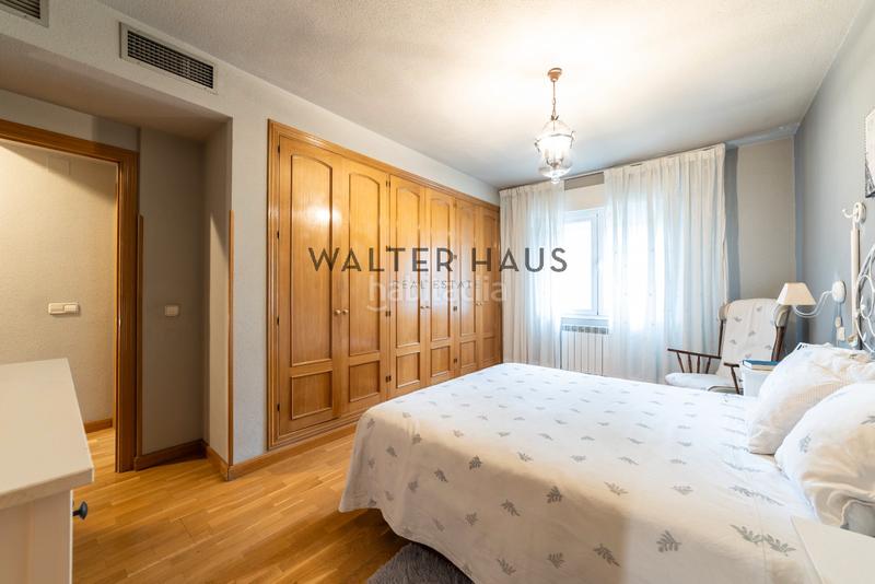Foto f58102aa-97f2-4754-bc5a-d83448164b58. Chalet  adosado en venta con terraza, jardín, plaza de garaje y piscina en la zona de la piovera, en Madrid