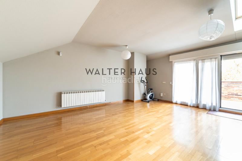 Foto fb42df2f-85c0-40b5-9d90-f4f73e393260. Chalet  adosado en venta con terraza, jardín, plaza de garaje y piscina en la zona de la piovera, en Madrid