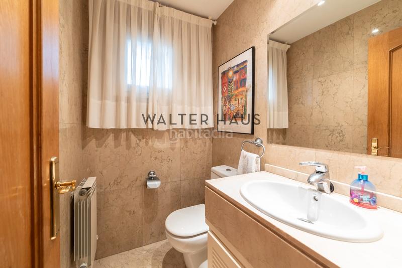 Foto fb532869-b1fd-47f3-962d-450136b22f4d. Chalet  adosado en venta con terraza, jardín, plaza de garaje y piscina en la zona de la piovera, en Madrid