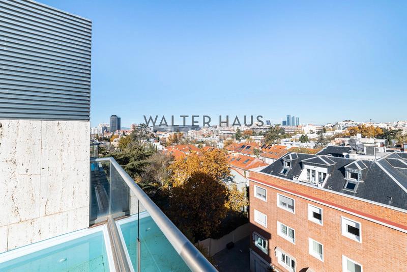 Foto df736da8-eacf-43ad-912e-1e172b92e30a. Piso dúplex exterior en venta en El Viso, . en El Viso Madrid