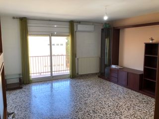 �tic a Ca n'Anglada. Espectacular piso amplio y semi-reformado con terraza privada en