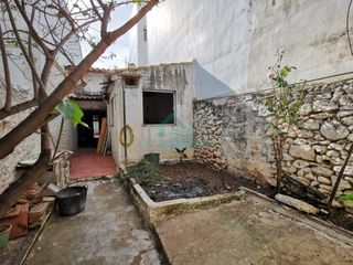 Casa en Gata de Gorgos. Venta casa de pueblo céntrica con amplio patio en gata