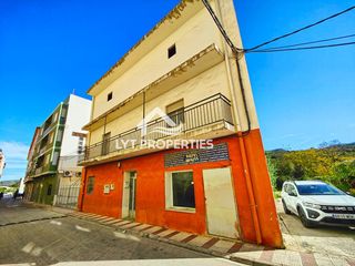 Edificio en Gata de Gorgos. Edificio con alta rentabilidad con vistas abiertas ideal para la