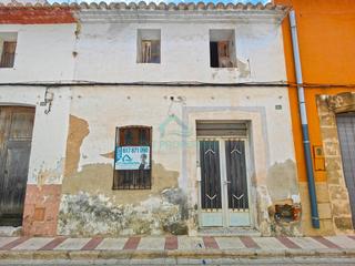 Maison  N/a. Casa en ruinas, idealmente ubicada en una de las calles más cént