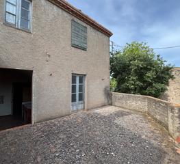 Casa adossada a Saus, Camallera i Llampaies. Casa con porche y terraza