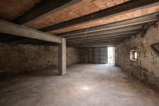 Masia a Saus, Camallera i Llampaies. Finca urbana