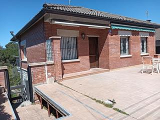 Casa a Lli dAmunt. Hermosa casa de 2 plantas con jardn y piscina en venta!