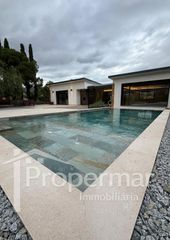 Casa a Tiana. Espectacular chalet reformado con piscina en tiana