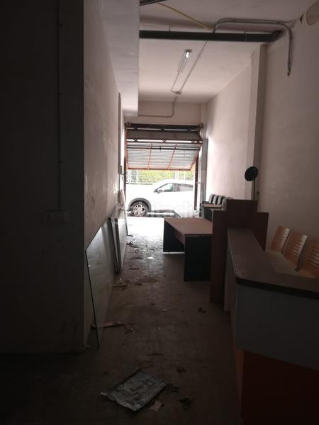 Foto d25cf331-9b13-4224-9a93-6282e0d998bd. Local comercial a El Pedró Cornellà de Llobregat