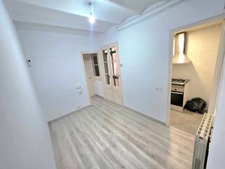 Etagenwohnung  Carrer de leiva. El mas economico de plaza españa ( 2 dormitorios mas despacho)