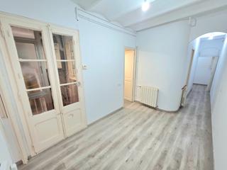 Etagenwohnung in Hostafrancs. El mas economico de plaza españa. con ascensor