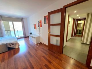 Etagenwohnung in Carrer de josep perpinya 3. Piso seminuevo de 107 metros, 3 dormitorios, 2 ba�os, balcon,