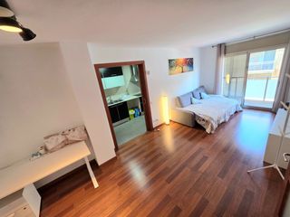 Pis a Carrer de josep perpinya 3. Piso seminuevo de 107 metros, 3 dormitorios, 2 baños, balcon,