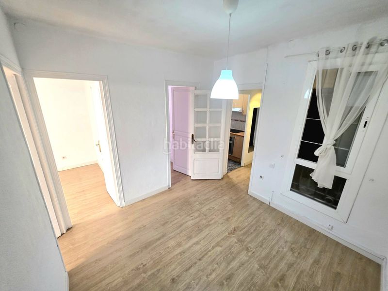 Piso "una vivienda con la base perfecta para diseñar un hogar completamente adaptado a tu estilo y necesidades." en Barcelona