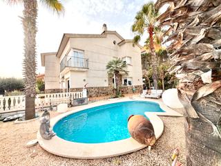 Casa adossada  Carrer de les aigües. Casa con piscina en tiana